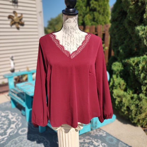 💥3/$20 Papermoon MP Chic Lace-Trimmed V-Neck Blouse! - Picture 4 of 10